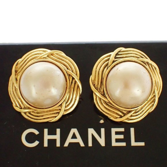 CHANEL Imitation Pearl Round Button Earrings 23 Clip-On Gold Vintage 62RJ174 - Picture 1 of 16